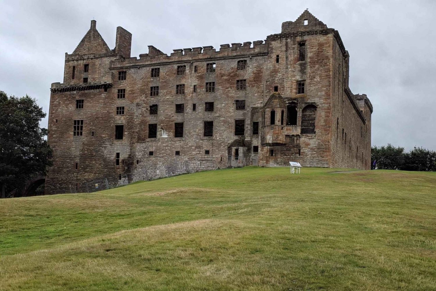 From Edinburgh: Scotland's Castles Full-Day Movie Tour