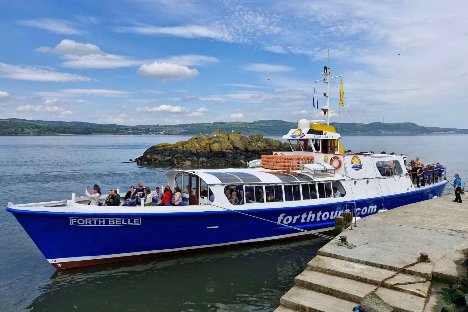 クイーンズフェリー：インチコルム島への観光クルーズ