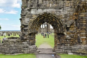 Edinburgh: St Andrews, Dunnottar Castle & Falkland Tour