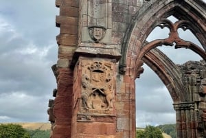 Stein og historie: Dagsutflukt til Rosslyn Chapel og Melrose Abbey