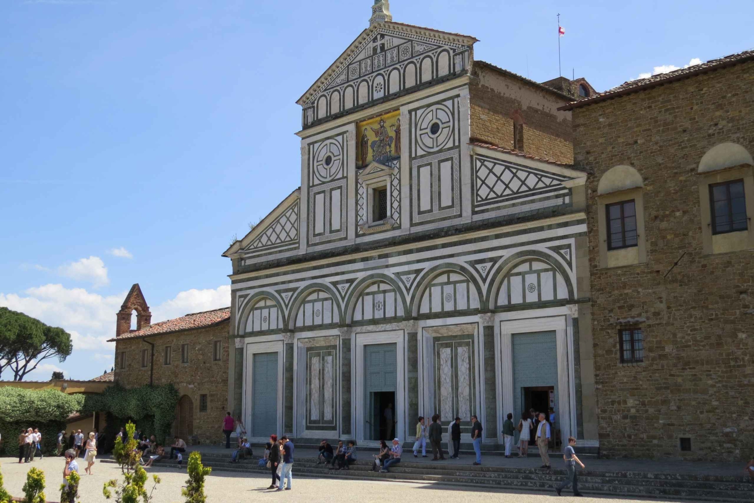 フィレンツェの丘陵地帯：アプリガイド付きe-Vespaツアー + ワイン＆フード