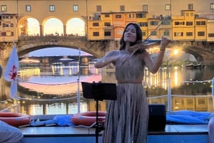Firenze: Krydstogt på Arnofloden med livekoncert