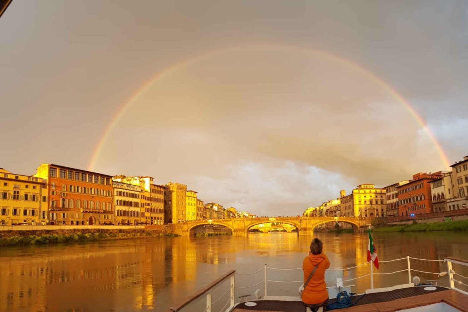 Florence: Arno River Cruise with Aperitivo
