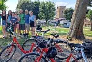 Florence at Night Bike Tour with Wine and Aperitivo Picnic