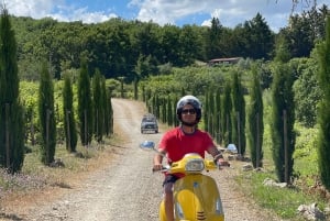 Florencja/Badesse: grupowa wycieczka Vespą po Toskanii z degustacją wina