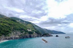 From Florence: Cinque Terre Day Trip by Bus