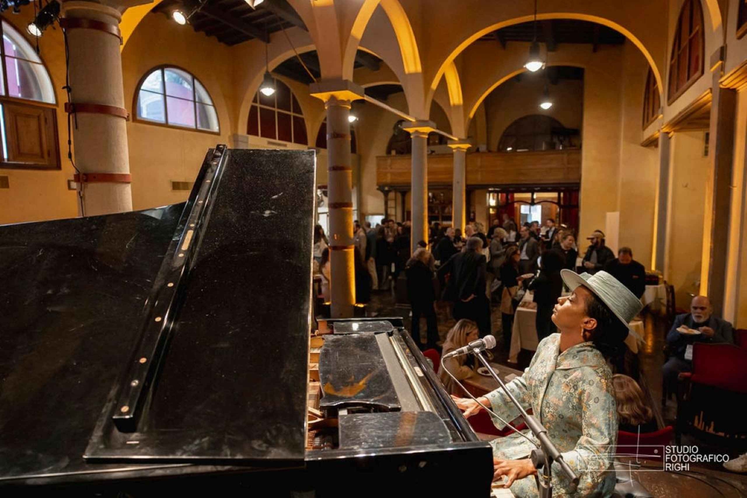 Florence: Dinner & Live Show Experience at Teatro del Sale