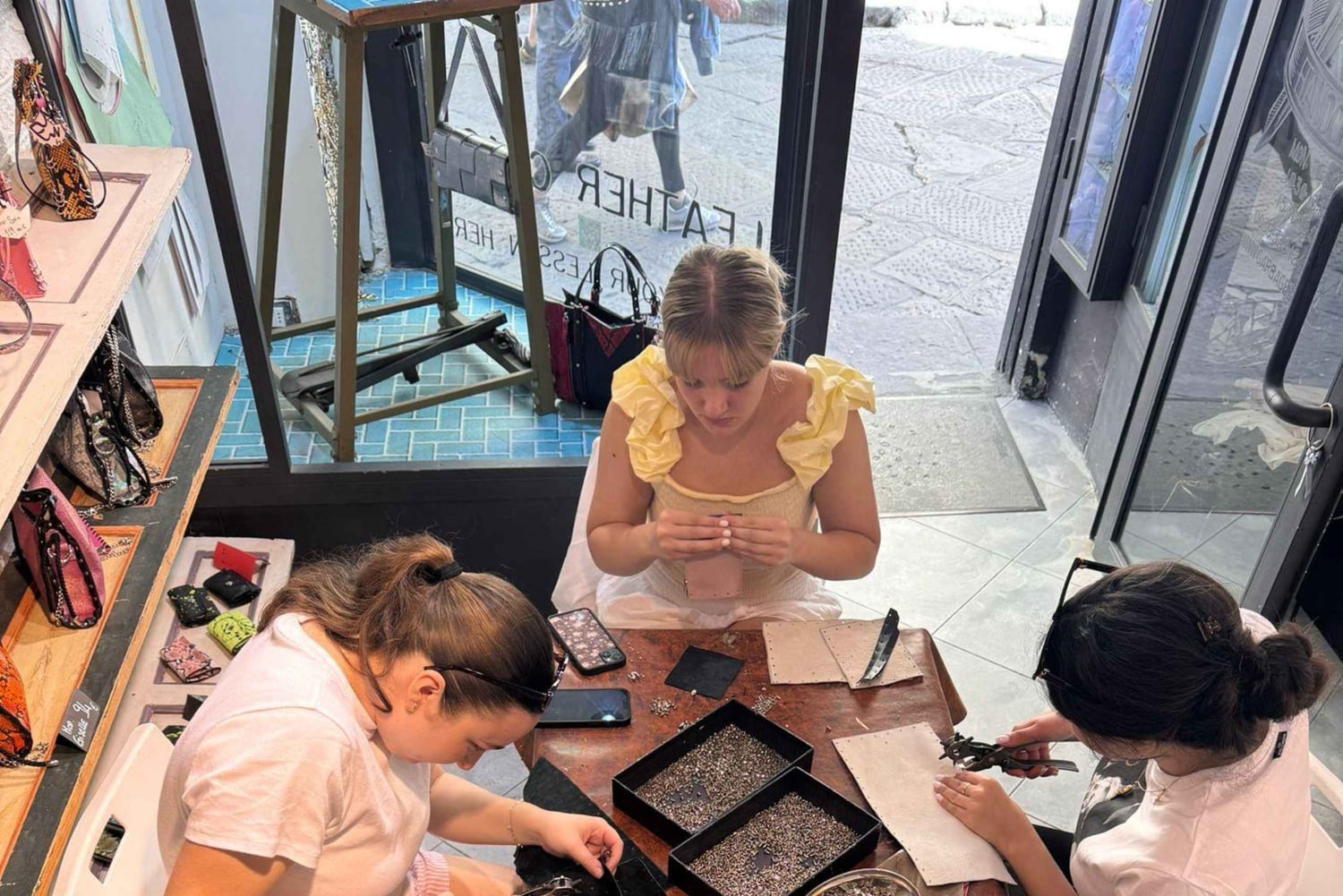 Firenze: Laboratorio di creazione di portafogli in pelle con caffè