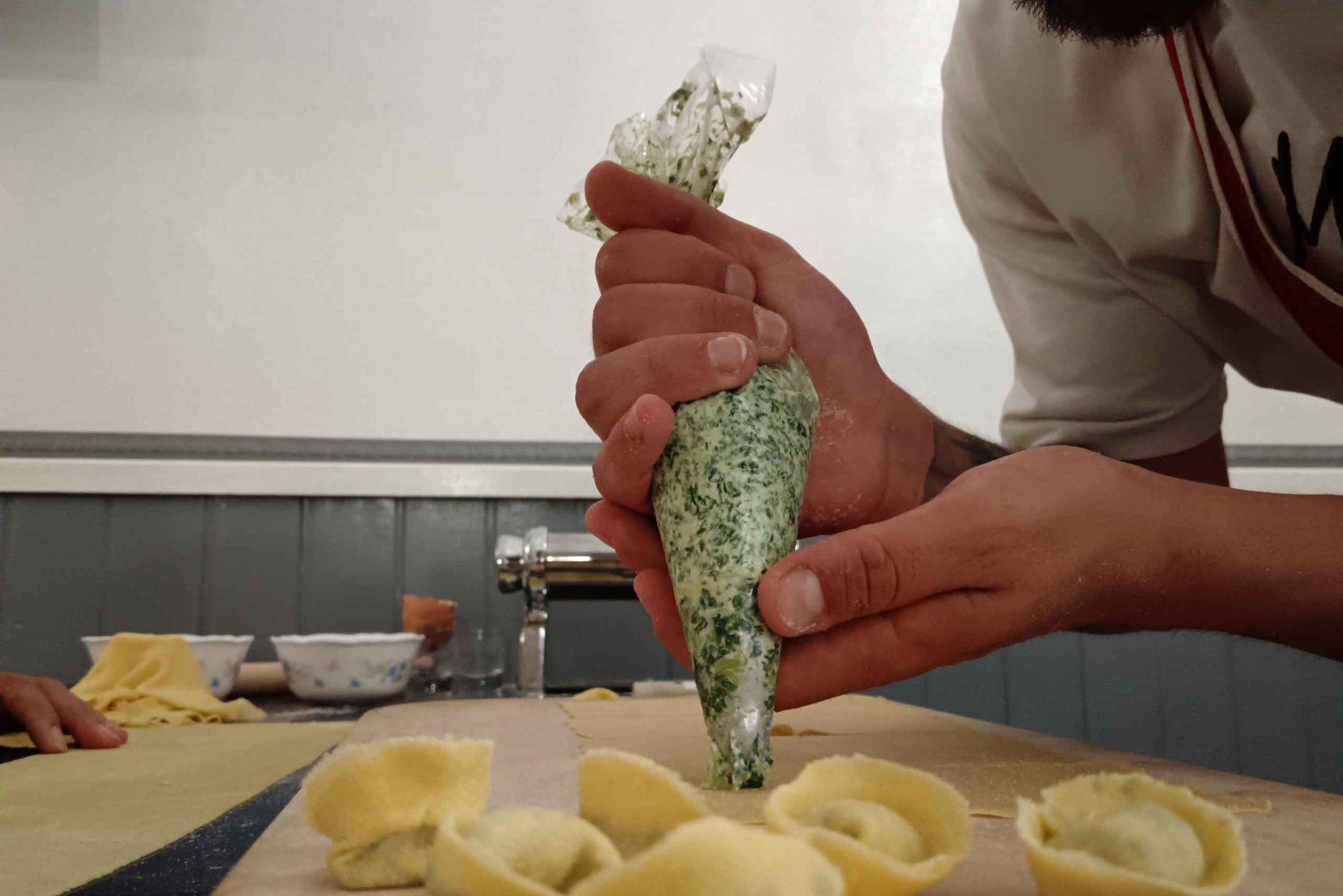 Florença: aula de fazer massa com jantar, vinho e... cante!