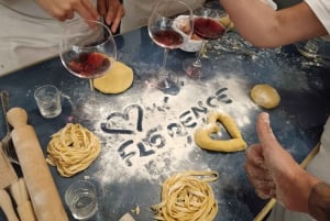 Florença: aula de fazer massa com jantar, vinho e... cante!