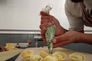 Florença: aula de fazer massa com jantar, vinho e... cante!