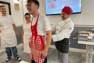 Florença: aula de fazer massa com jantar, vinho e... cante!