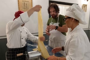 Florença: aula de fazer massa com jantar, vinho e... cante!