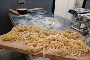 Florença: aula de fazer massa com jantar, vinho e... cante!