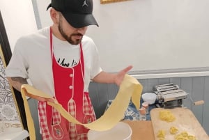 Florença: aula de fazer massa com jantar, vinho e... cante!