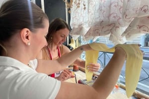 Florença: aula de fazer massa com jantar, vinho e... cante!