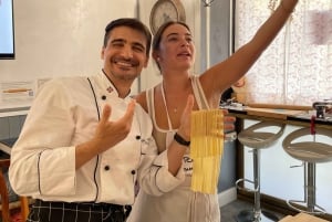 Florença: aula de fazer massa com jantar, vinho e... cante!