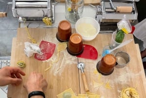 Florença: aula de fazer massa com jantar, vinho e... cante!