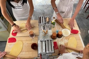 Florença: aula de fazer massa com jantar, vinho e... cante!