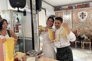 Florença: aula de fazer massa com jantar, vinho e... cante!