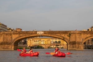 Florencia: Crucero guiado en kayak por el Ponte Vecchio y los monumentos de la ciudad