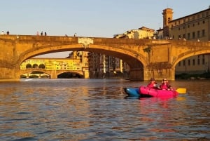 Firenze: Ponte Vecchio og byens seværdigheder: Guidet kajaksejlads