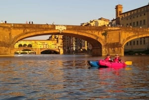 フィレンツェ：ヴェッキオ橋と市内観光ガイド付きカヤッククルーズ