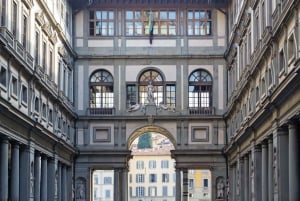 Florens: Uffizierna i liten grupp med tidig entré