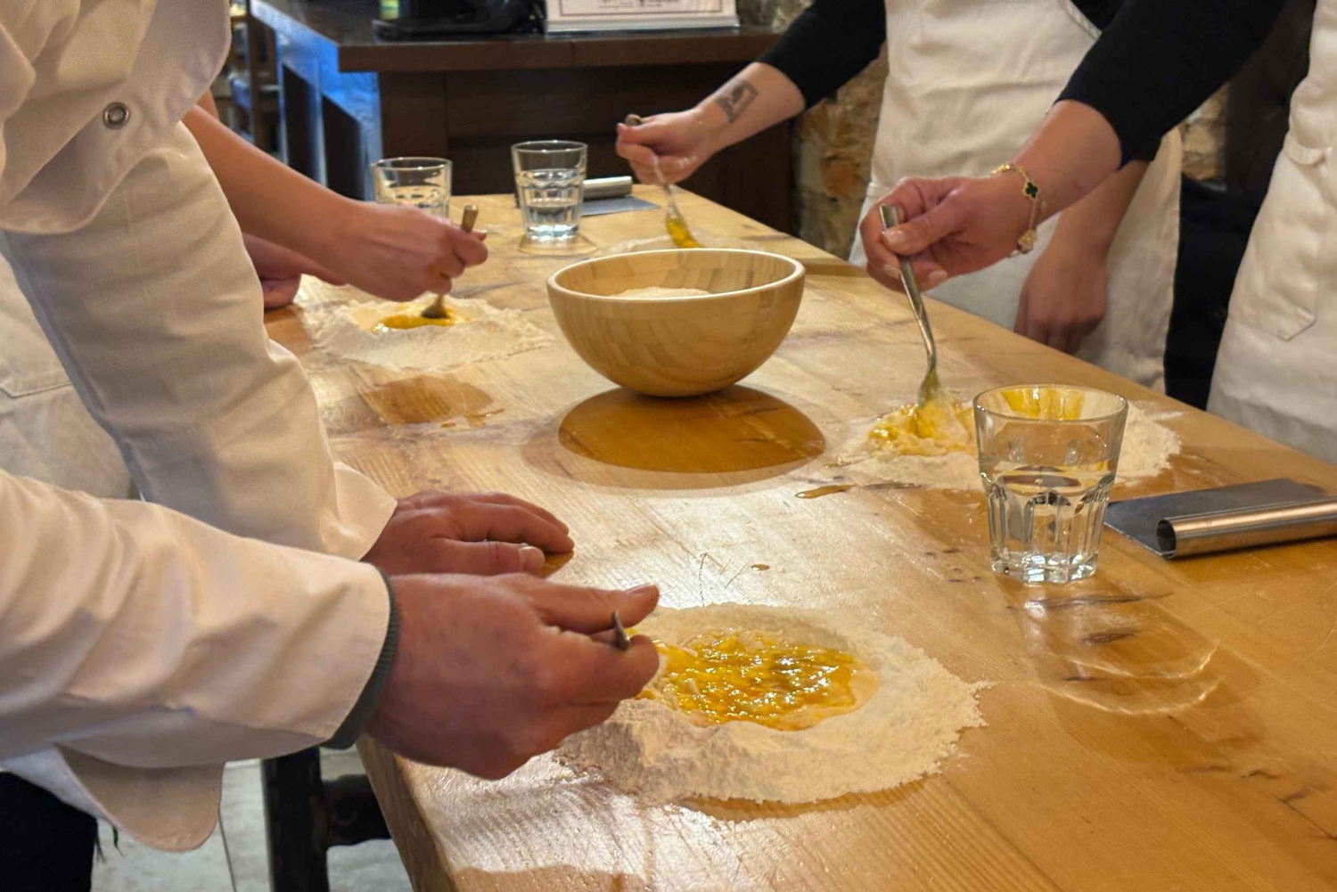 Florencja: warsztaty przygotowywania tiramisu i makaronu z nieograniczoną ilością wina