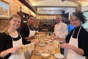 Florencja: warsztaty przygotowywania tiramisu i makaronu z nieograniczoną ilością wina