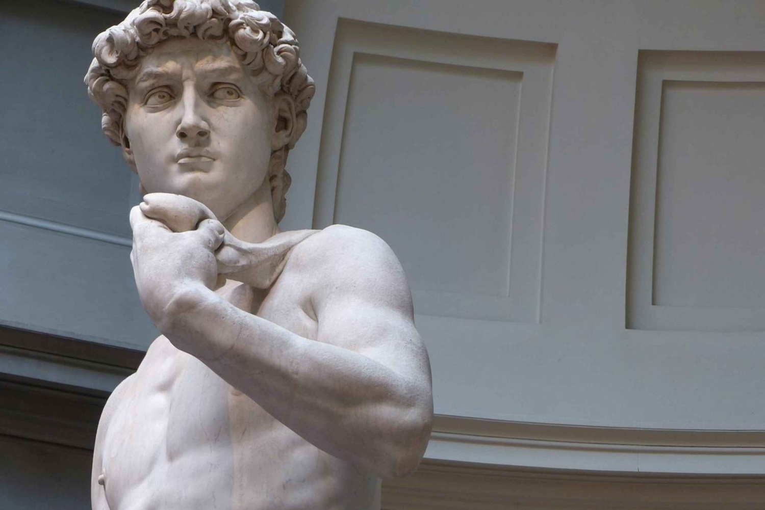 Firenze: Michelangelon Daavidin patsaan kanssa.