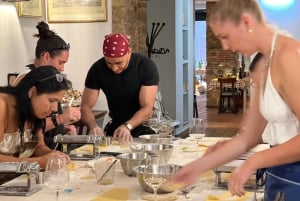 Florença: Aula de culinária toscana com massa feita à mão e vinho