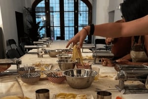 Florença: Aula de culinária toscana com massa feita à mão e vinho