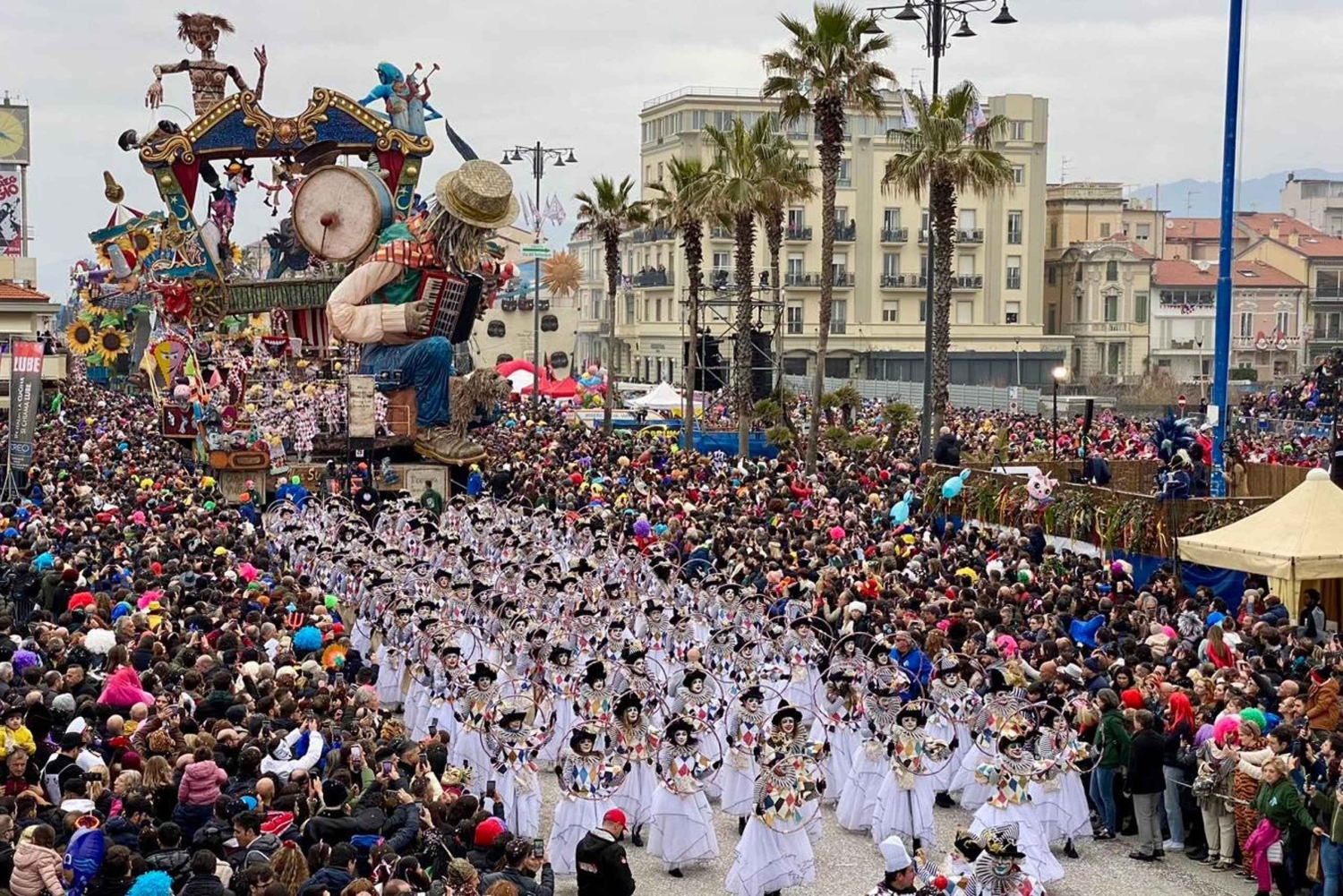 フィレンツェ：ヴィアレッジョのカーニバルツアー（列車とランチ付き）