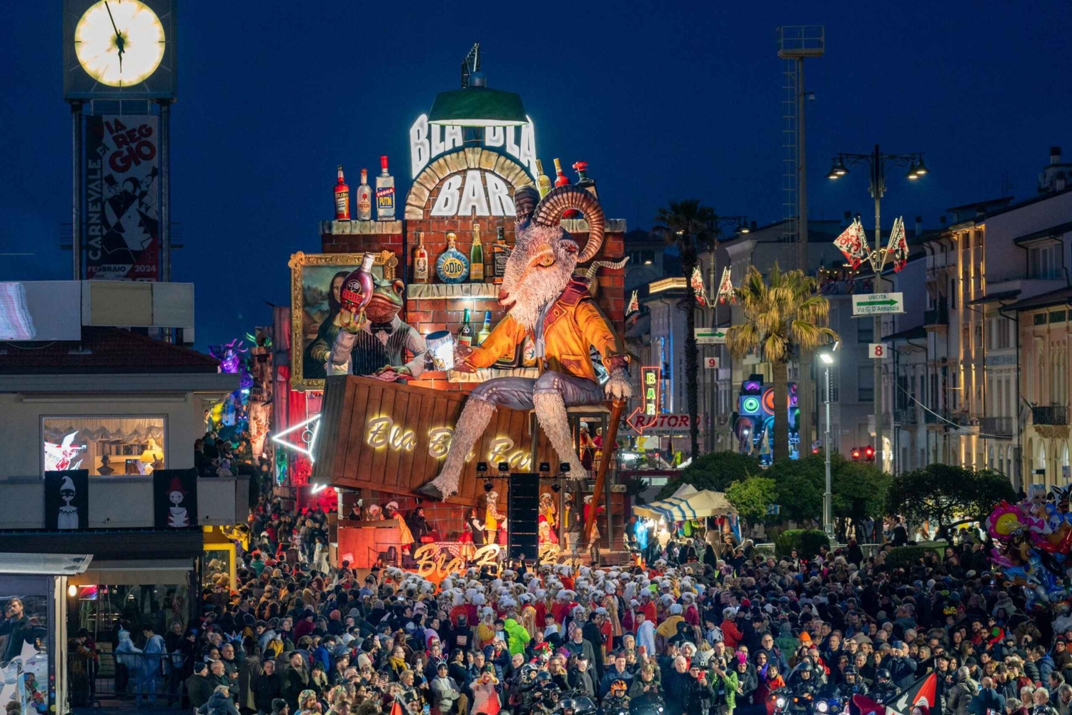 フィレンツェ：ヴィアレッジョのカーニバルツアー（列車とランチ付き）