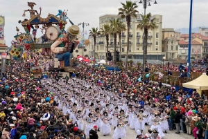 フィレンツェ：ヴィアレッジョのカーニバルツアー（列車とランチ付き）