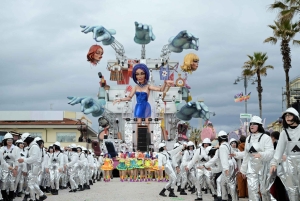 フィレンツェ：ヴィアレッジョのカーニバルツアー（列車とランチ付き）