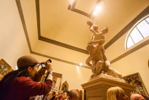 Firenze: tour a piedi con ingresso prioritario all'Accademia e agli Uffizi