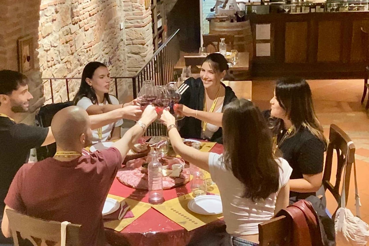 Florence: Wijn Vensters Wandeling met Wijnproeverij en Aperitiefhapjes