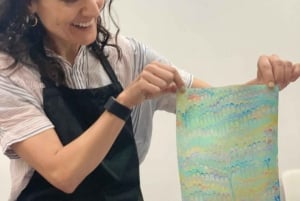 Esperienza artigianale di marmorizzazione su carta fiorentina