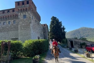 Da Firenze: Passeggiata a cavallo e tour del vino in una tenuta con pranzo