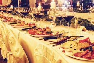 Firenzestä: San Gimignanon viinitilalla ulkona ruokailemassa