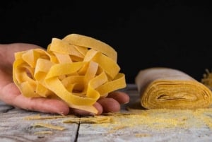 Da Firenze: lezione di cucina sulla pasta presso l'azienda vinicola di San Gimignano
