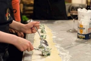 Desde Florencia: Clase de cocina de pasta en la Bodega de San Gimignano