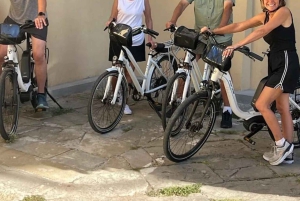 Solnedgangstur på elsykkel i de toskanske og florentinske åsene med smaksprøver