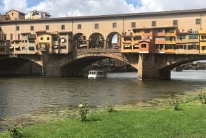 Delicias crepusculares: Cena toscana y crucero en barco por el Arno
