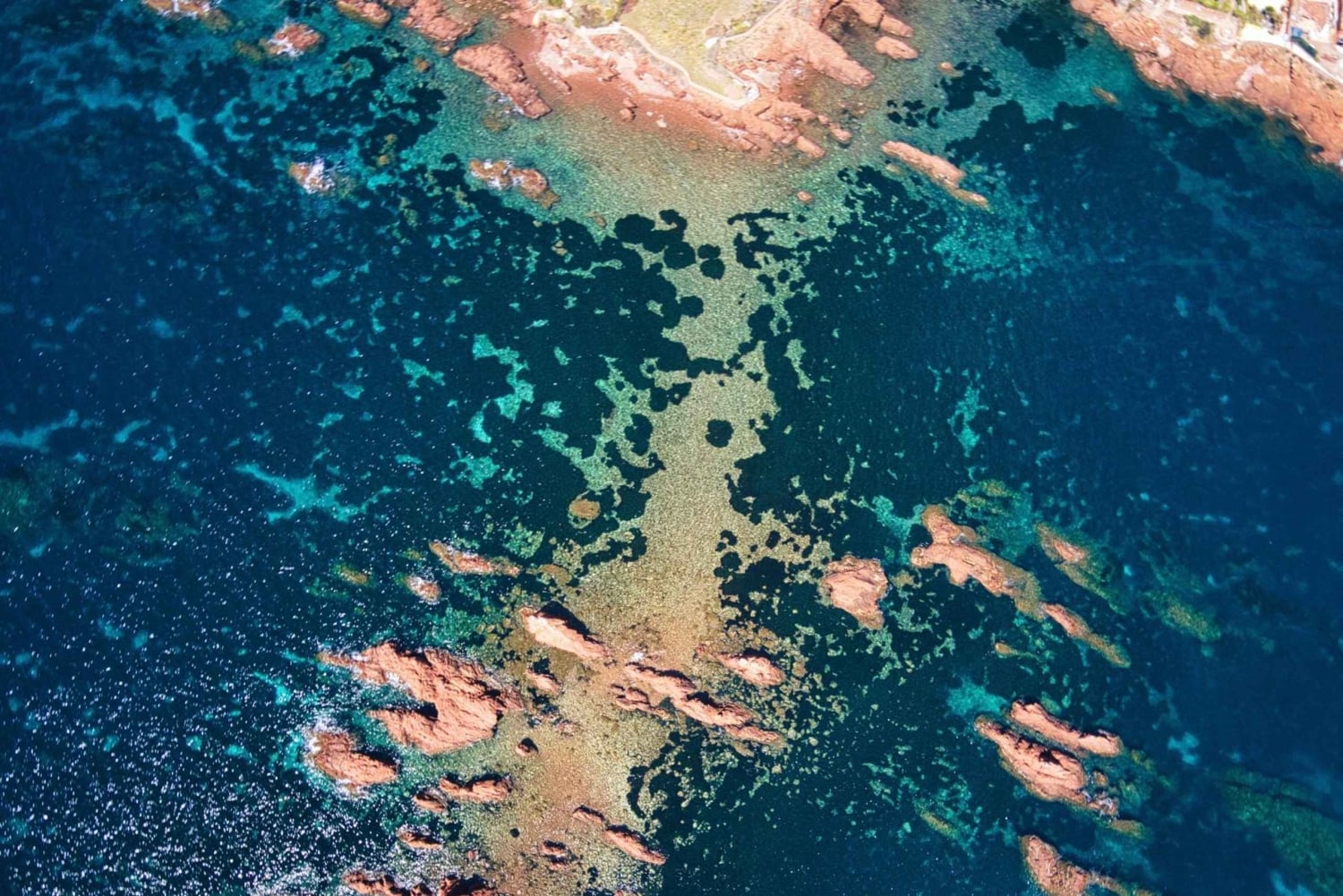 Agay : Randonnée palmée guidée en bateau dans les calanques de l’Estérel