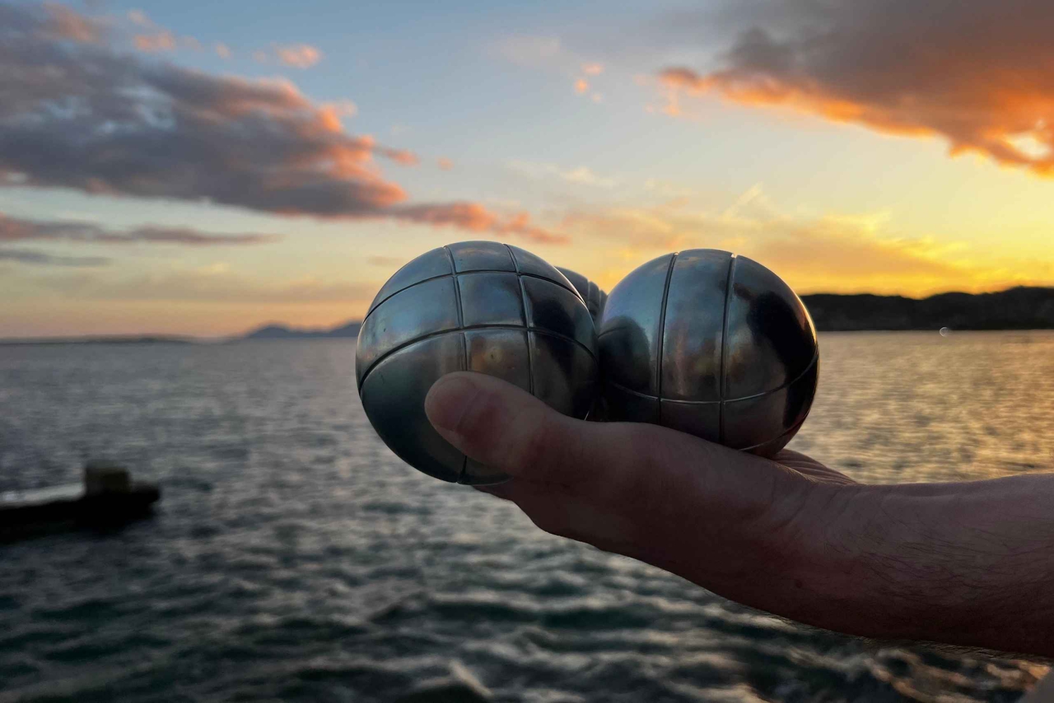Antibes : Play Pétanque by the sea with a passionate host