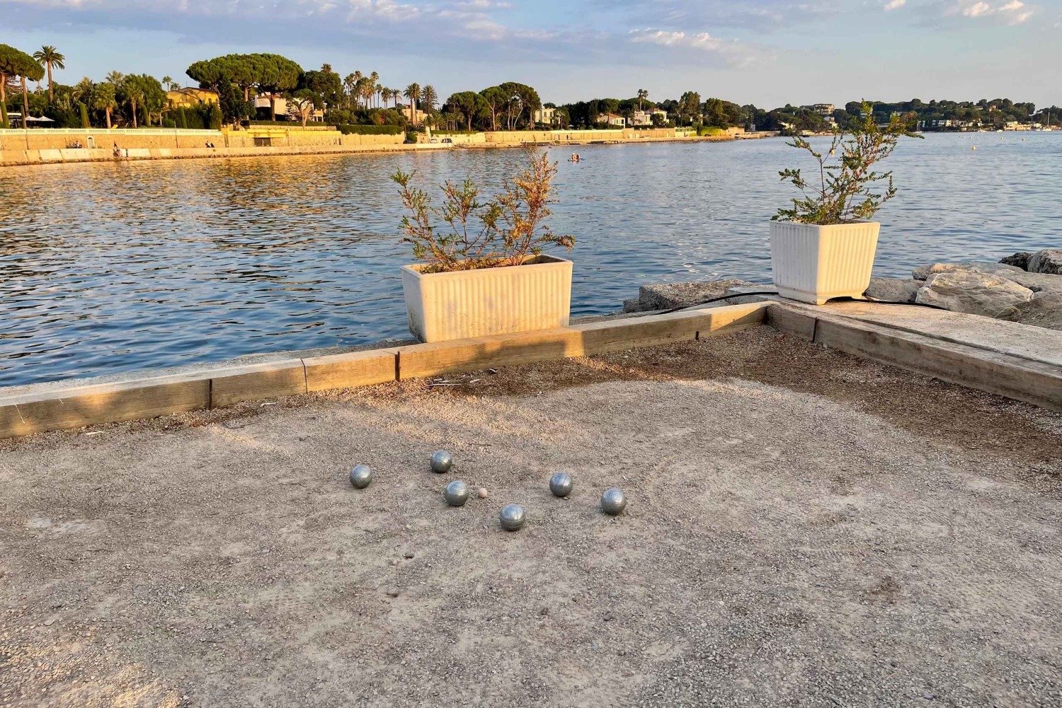 Antibes : Play Pétanque by the sea with a passionate host