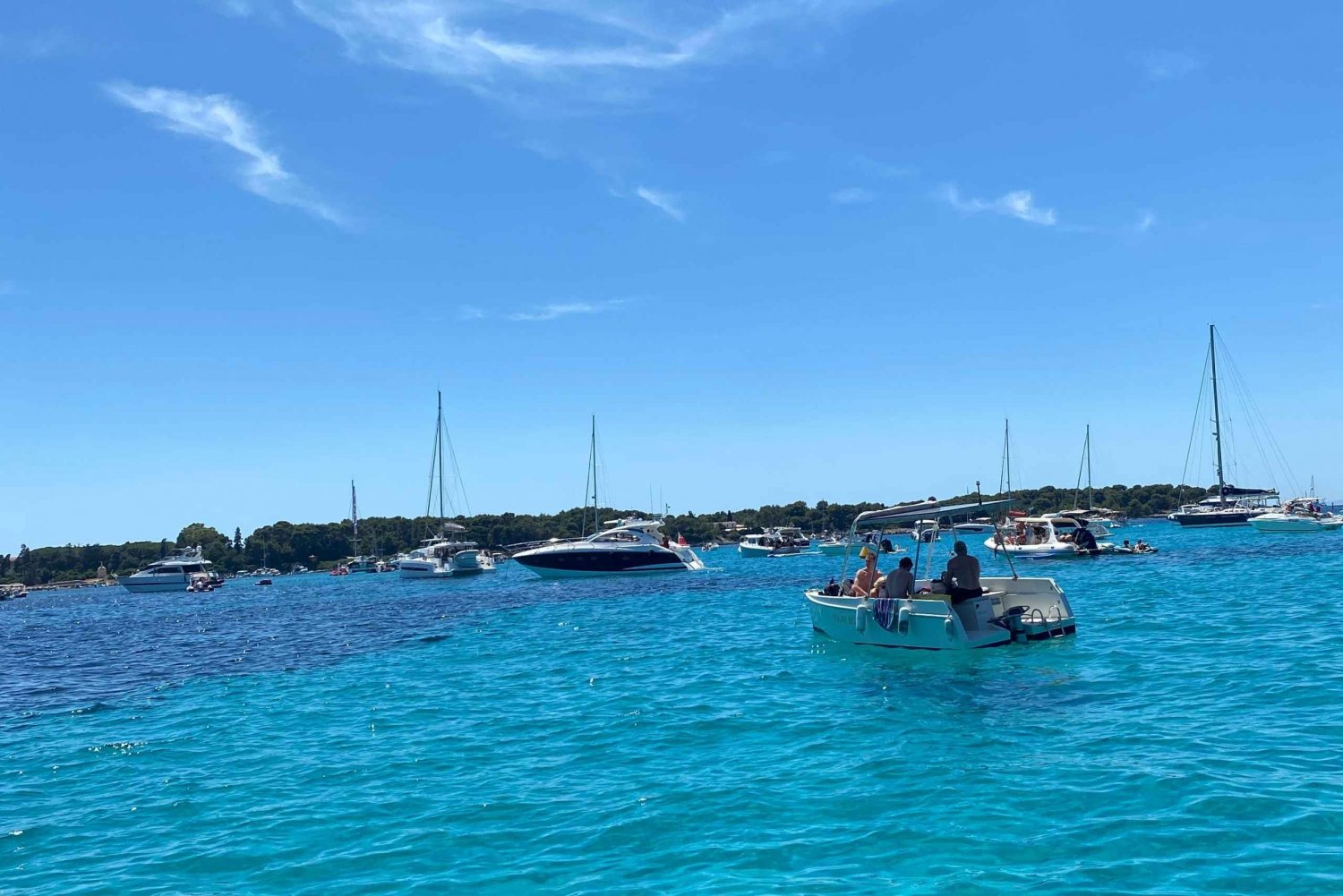 Antibes: Crucero en barco al atardecer/Celebración con amigos
